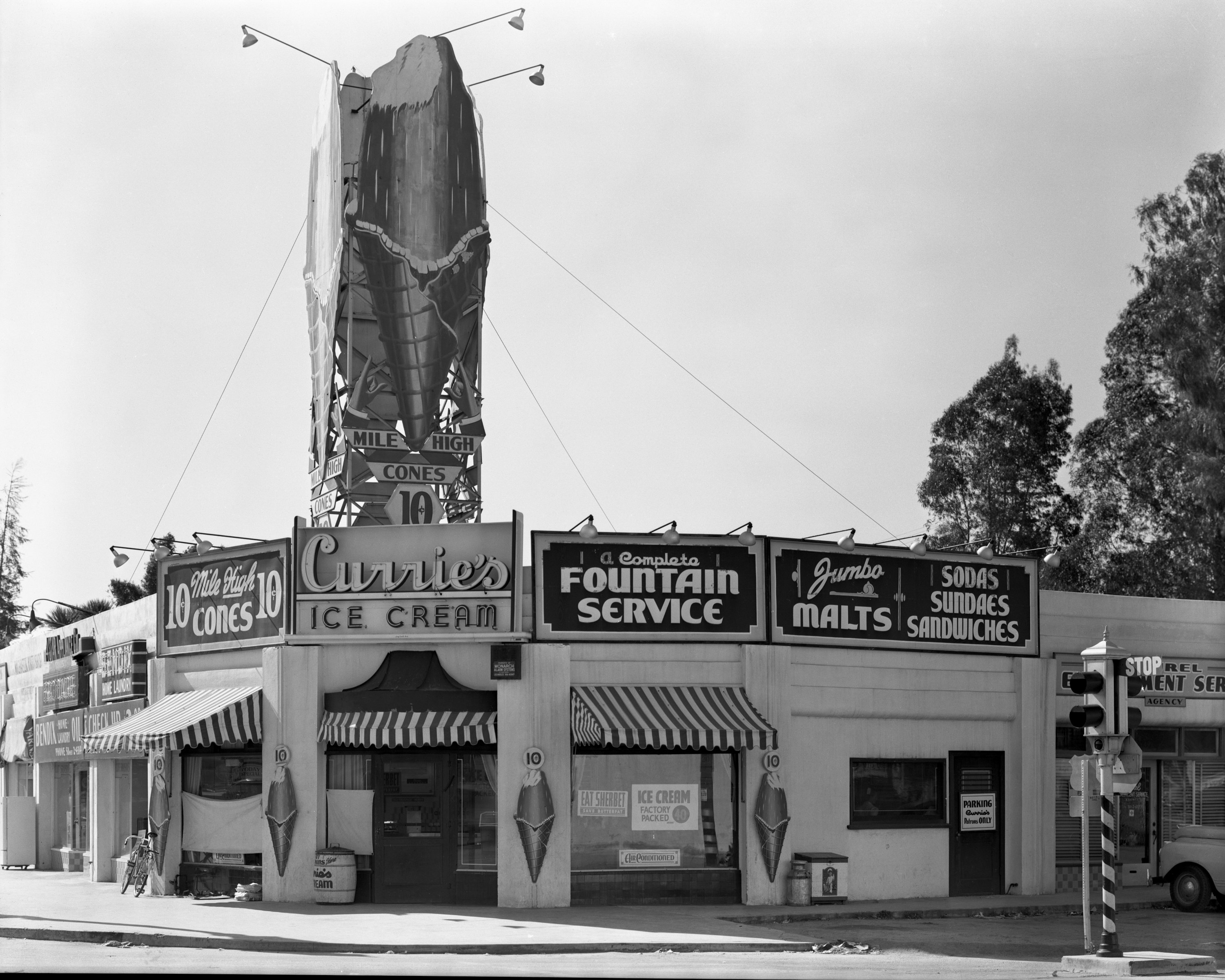Curries on the northwest corner of Laurel Canyon and Ventura Blvd in 1942.jpg